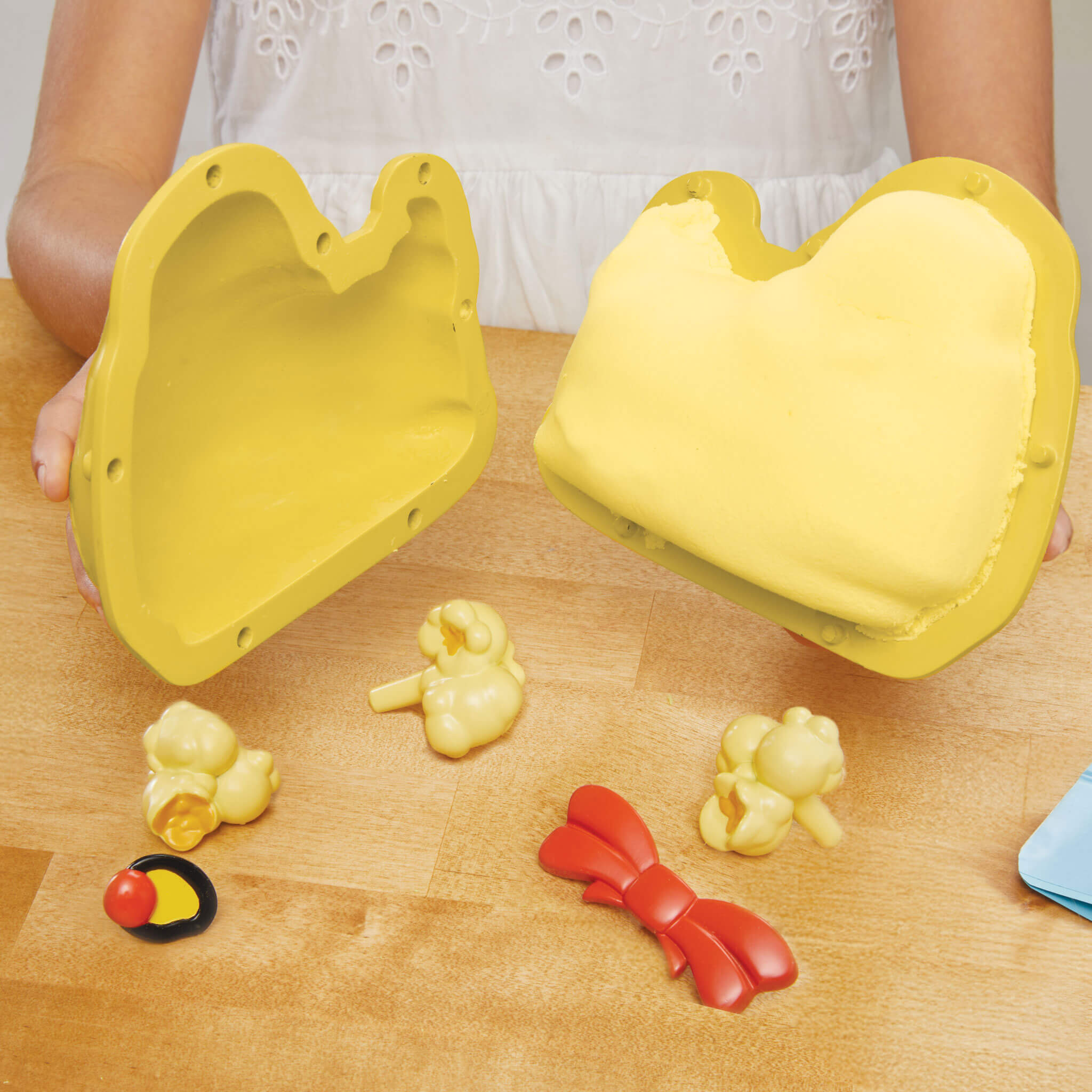 Creative Chefs™ Bluey - Duck Cake Kit - Pretend Baking Kit with Recipe Cards and Play Ingredients with Preparing, Assembling and Decorating